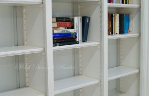 Libreria stile classico in legno con finitura colore bianco 3 ante e ripiani spostabili